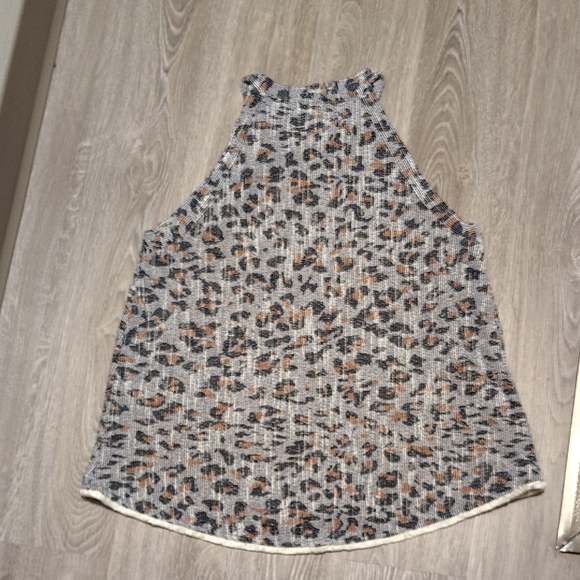 W5 Women's Gray Leopard Print Top - Picture 5 of 6
